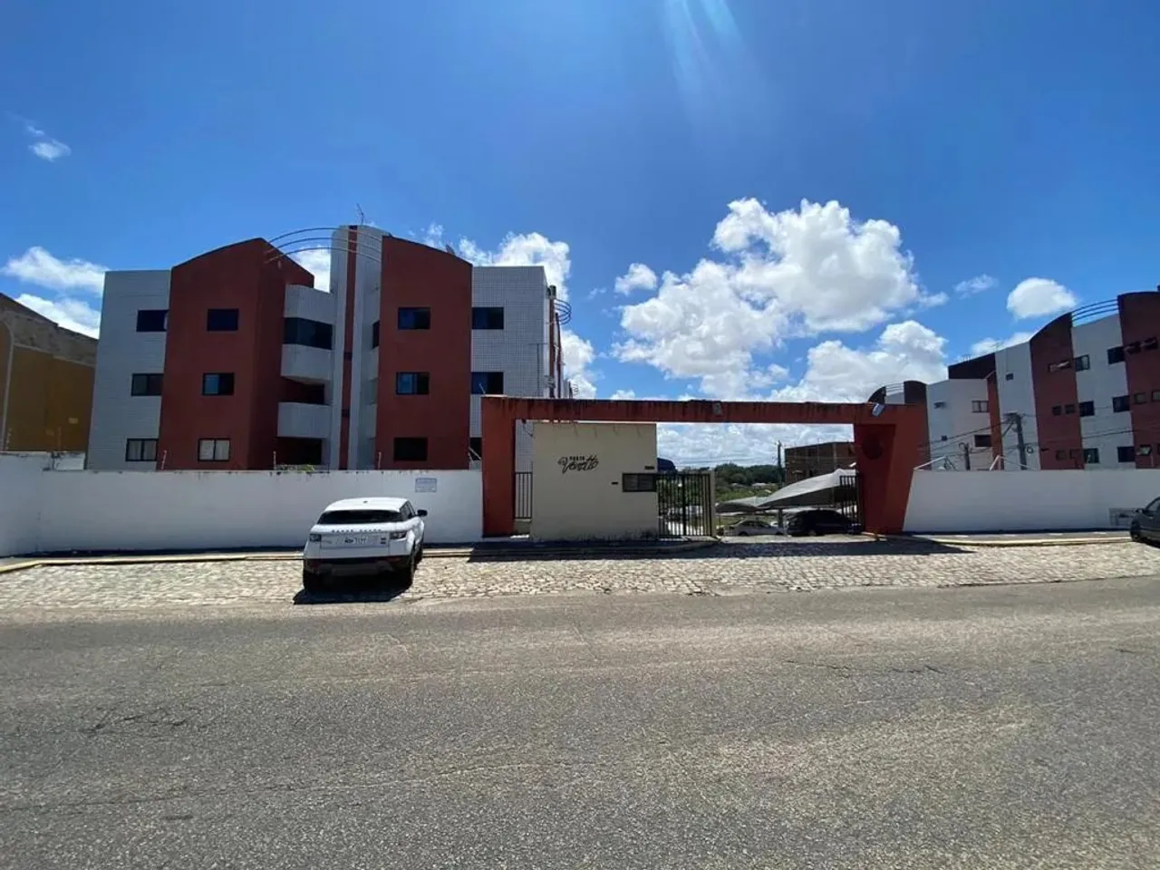 Vende Aptº na Cidade Satélite 2/4 c/ suite, 2 WC`s, Coz. A. Serv.1 Vaga, Varanda, Sala Est