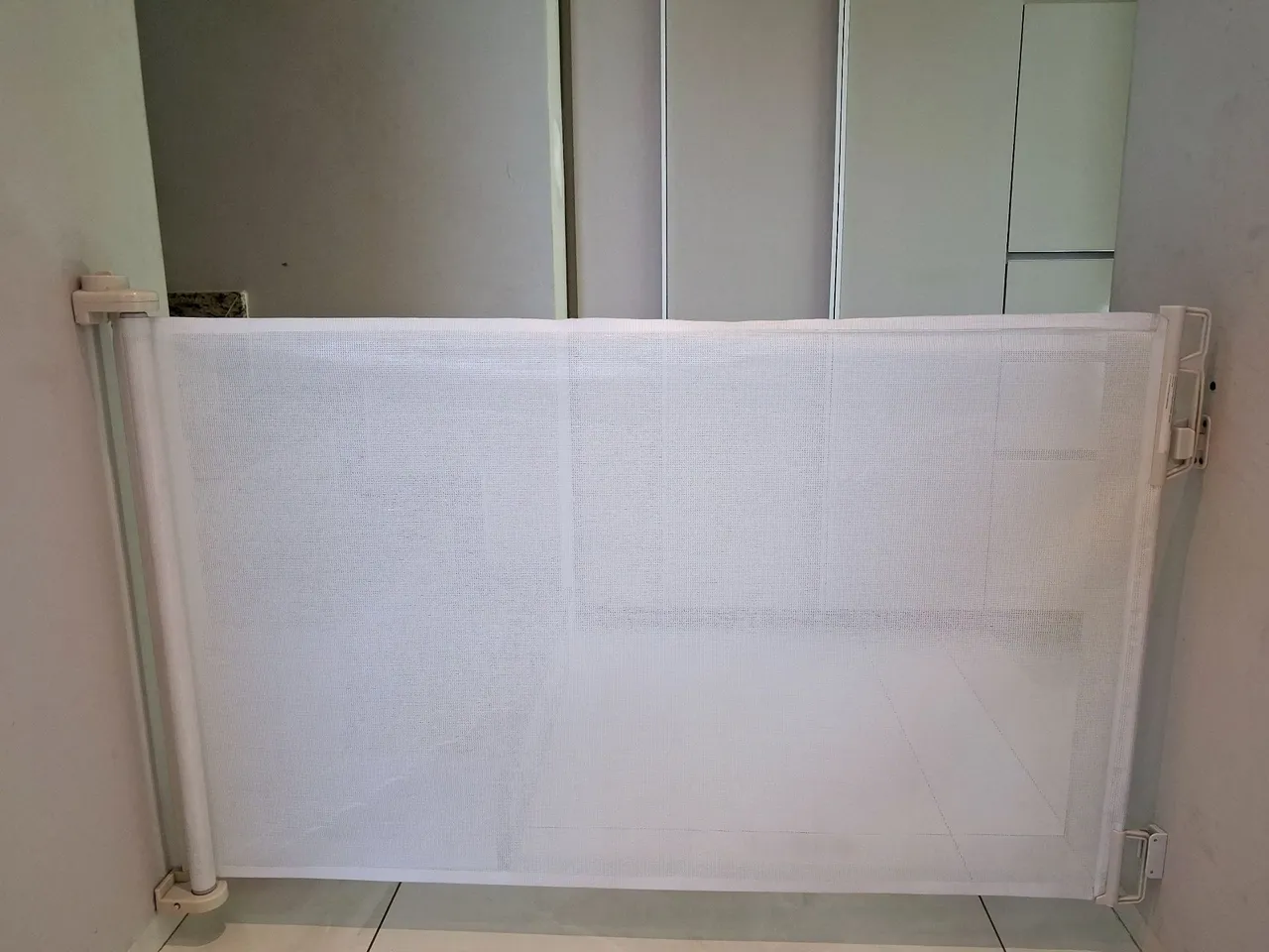 Grade portão retrátil para pets e bebês.