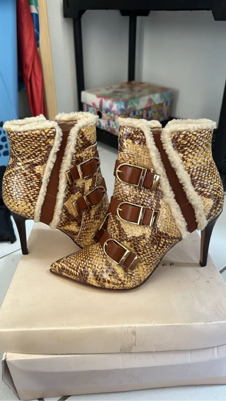 Bota Feminina Cobra com Detalhes e Pelúcia - Foto 2