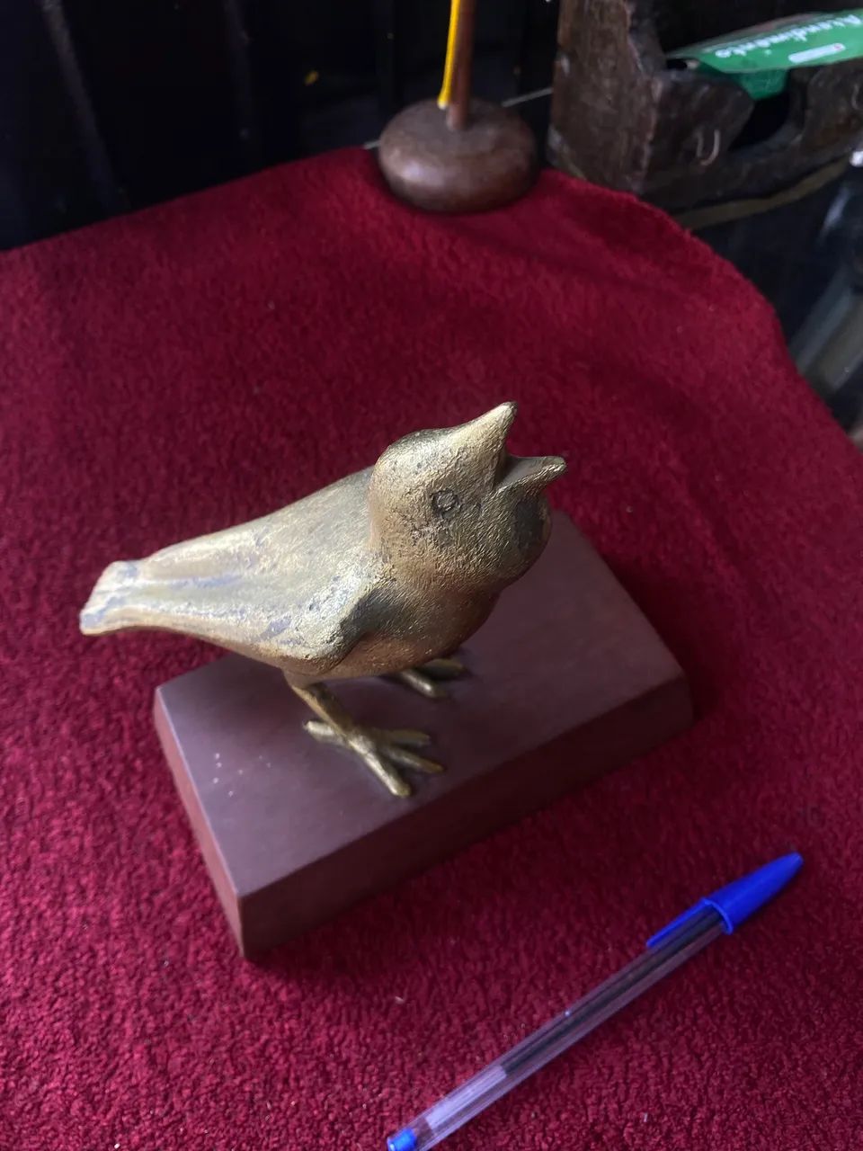 Escultura de pássaro em metal com base em madeira  - Foto 2