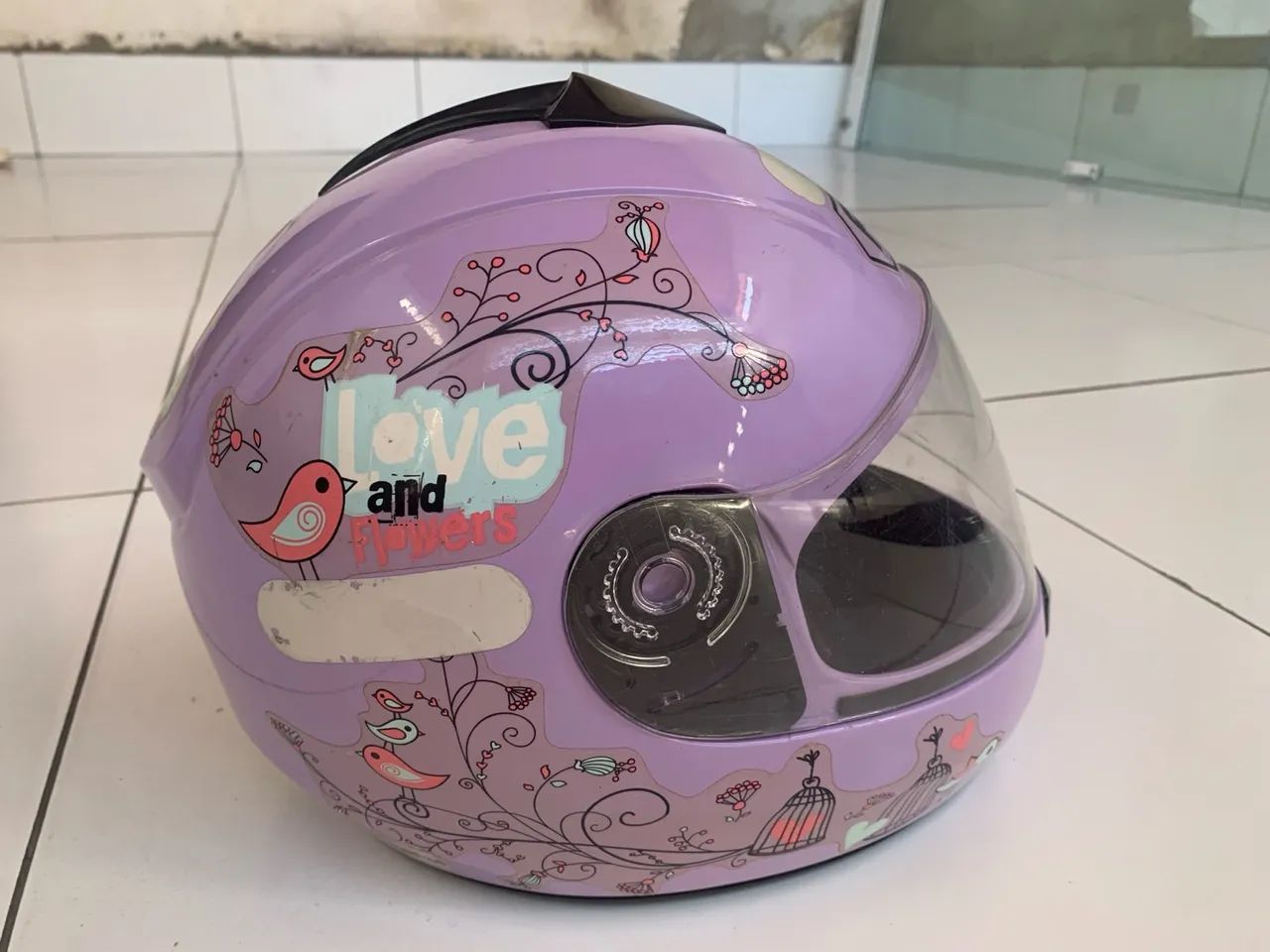 Capacete Rosa com Design de Pássaros - Foto 3