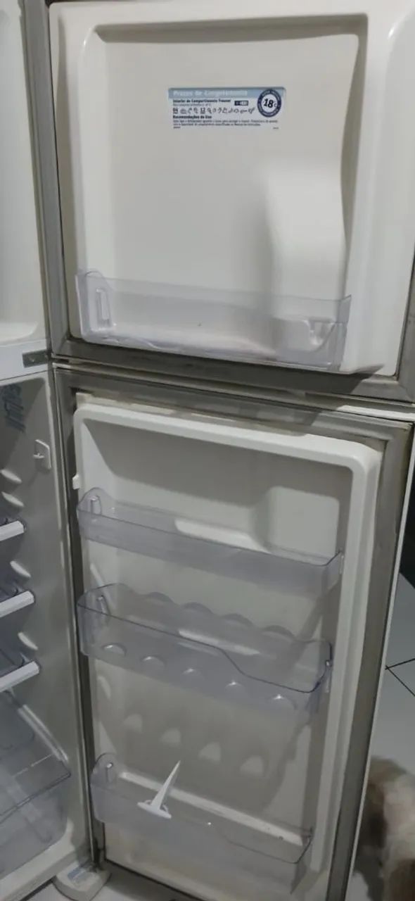 Geladeira Eletrolux (com defeito na parte de baixo, freezer funciona perfeitamente) - Foto 2