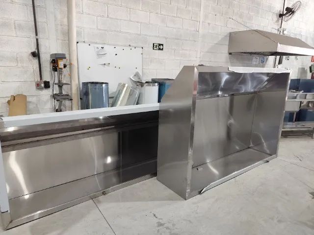 Coifa inox de parede com design funcional para ambientes comerciais