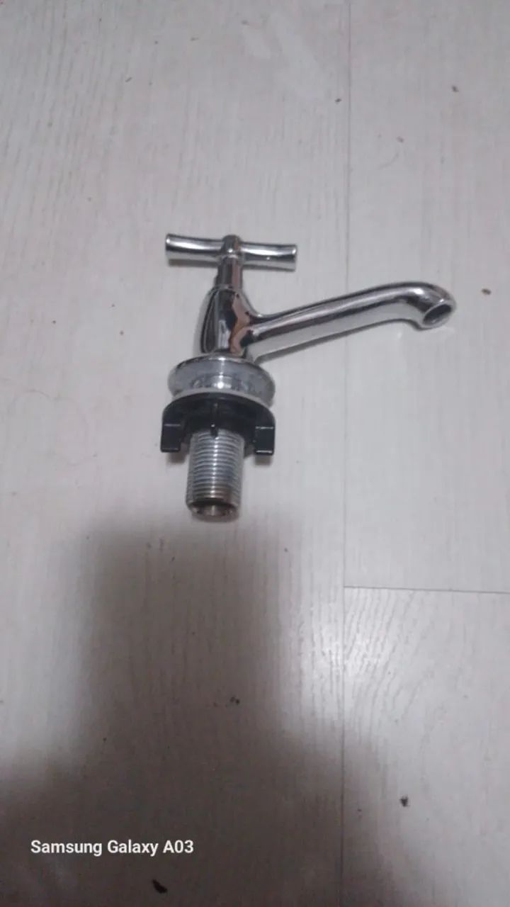 Torneira de metal nova, para lavatório de bancada. Rosca de 1/2. - Foto 2