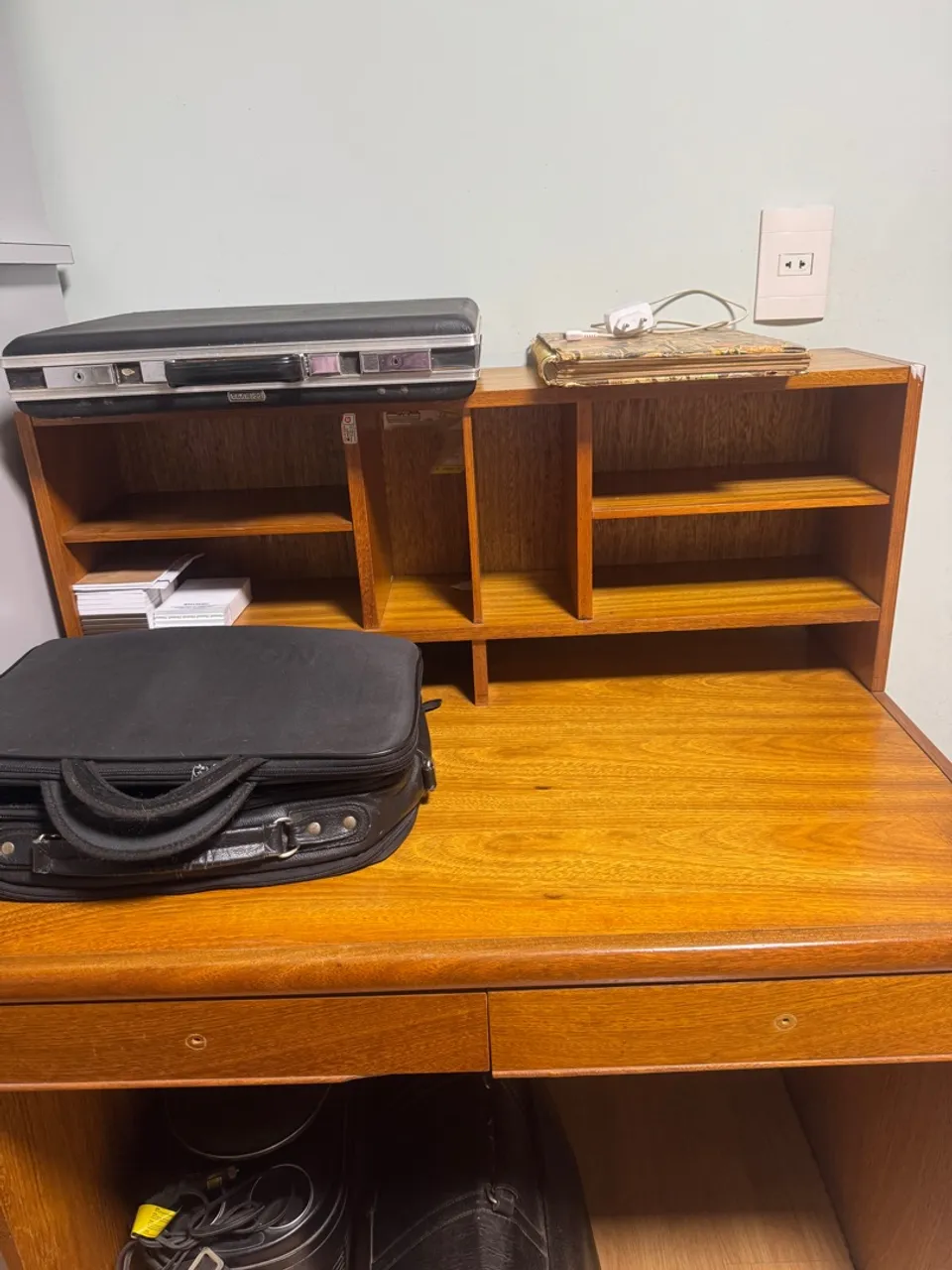 Mesa de escritório de madeira com estante
