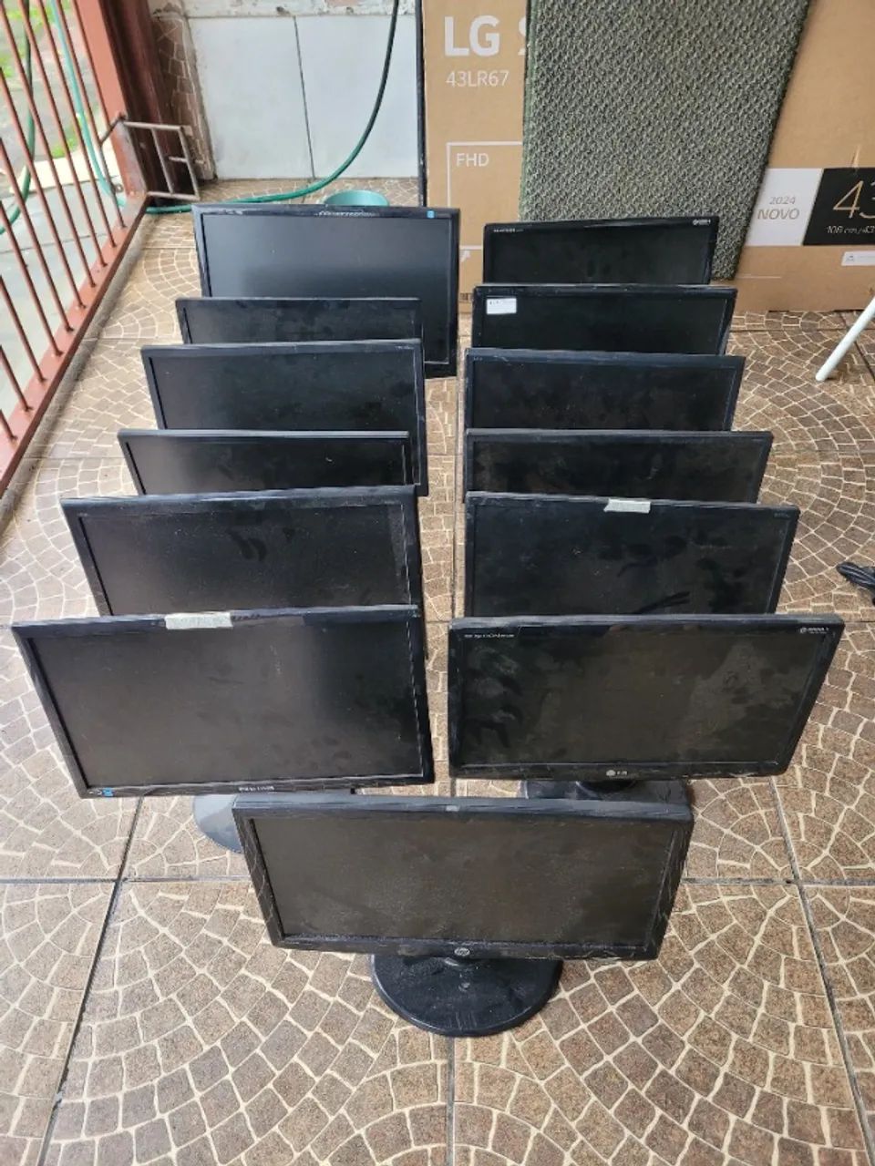 Lot of 13 monitors with defects (read description)64289272521859120