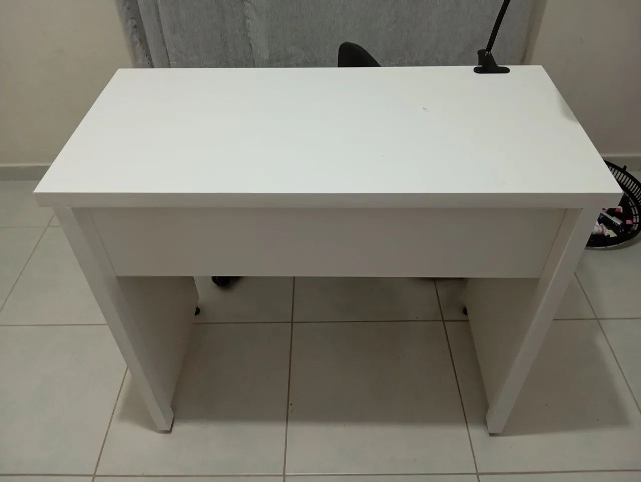 MESA COMPACTA BRANCA, IDEAL PARA ESTUDO OU TRABALHO 64717215786113121
