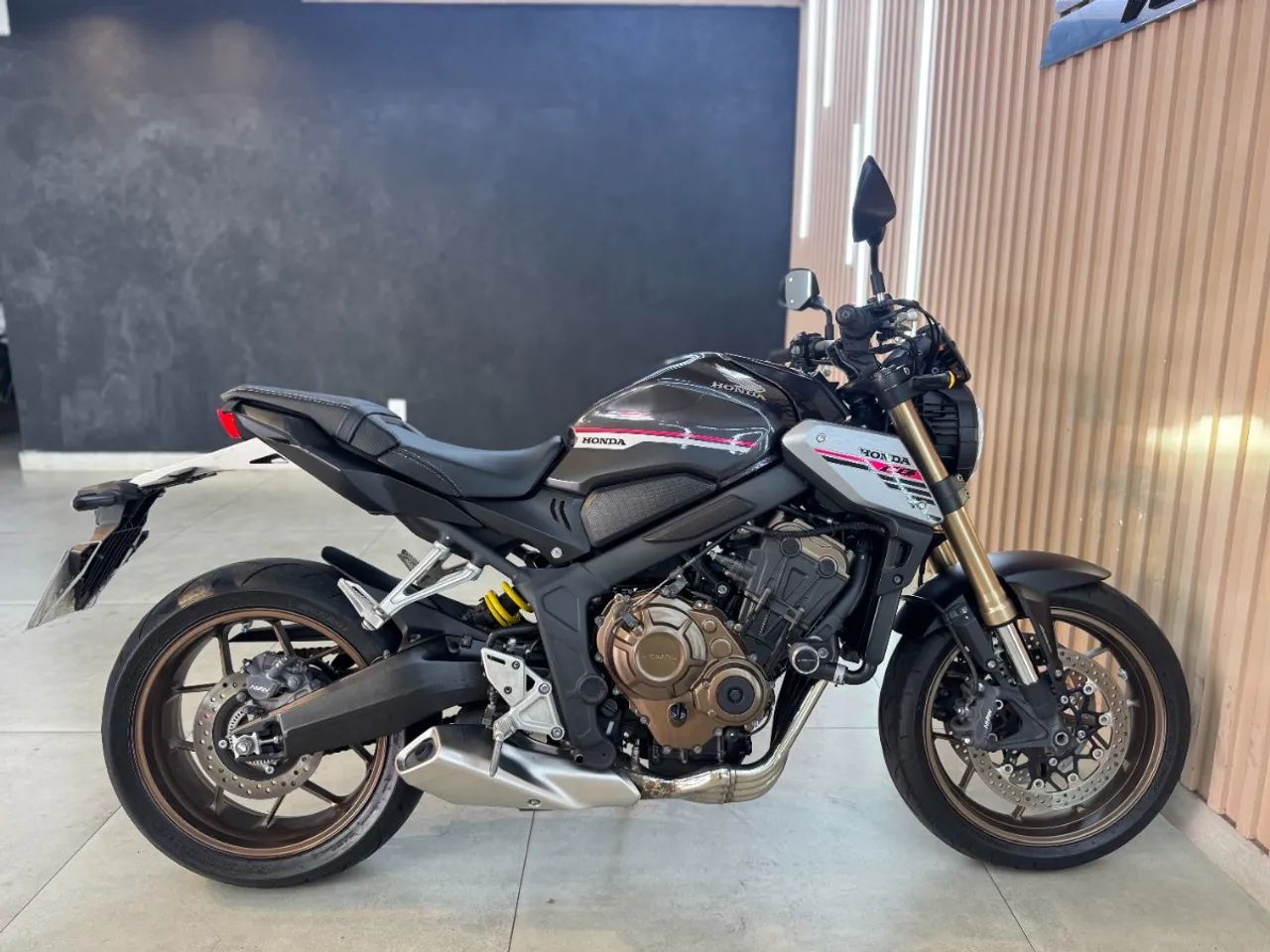 Honda CB 650R 2023 (APENAS 3.000 KM) - Foto 4