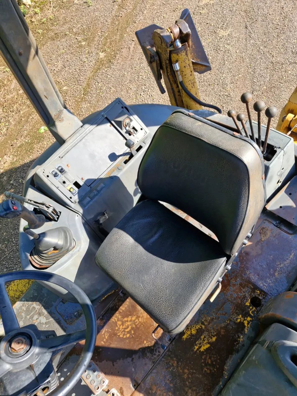 Retro Escavadeira Case 580L ano 2004 motor cummins  tração 4x4  - Foto 3