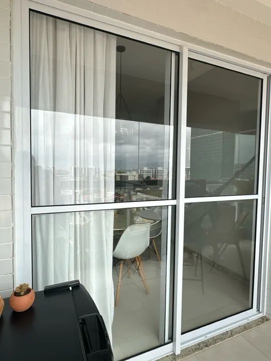 Portas de correr em alumínio branco e vidro temperado  - Foto 2