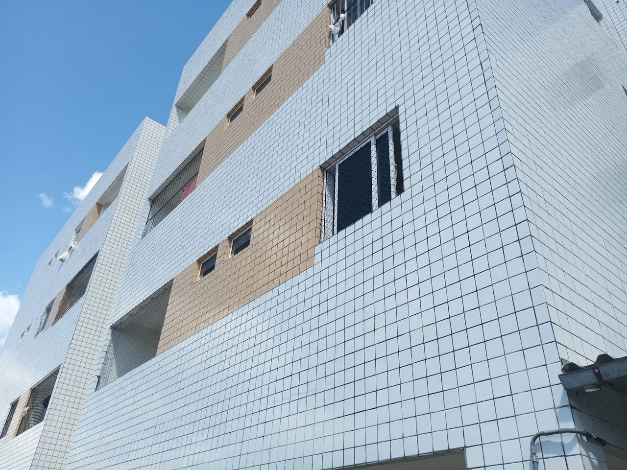 Vendo apartamento com 2 quartos, varanda e garagem coberta.