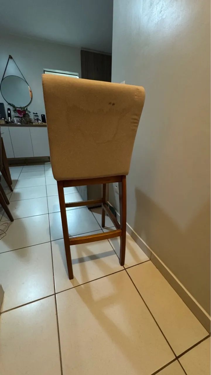 Banqueta estofada com pés em madeira maciça  - Foto 2