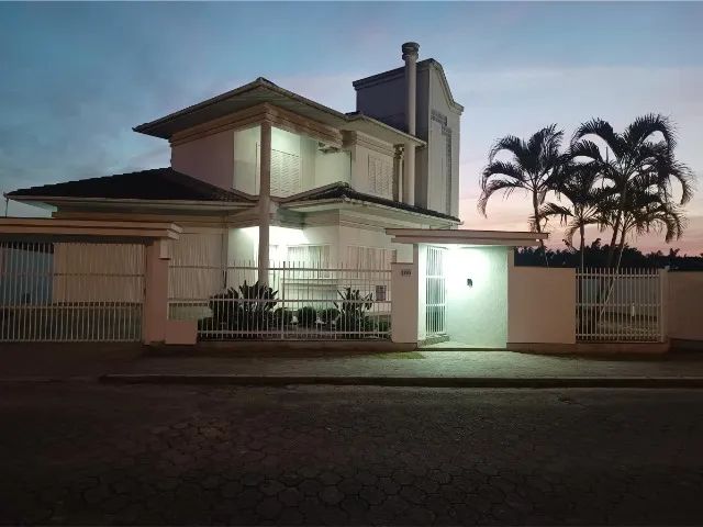 Casa 3 dorm com AMPLO TERRENO para quem quer morar com conforto e praticidade no dia a dia