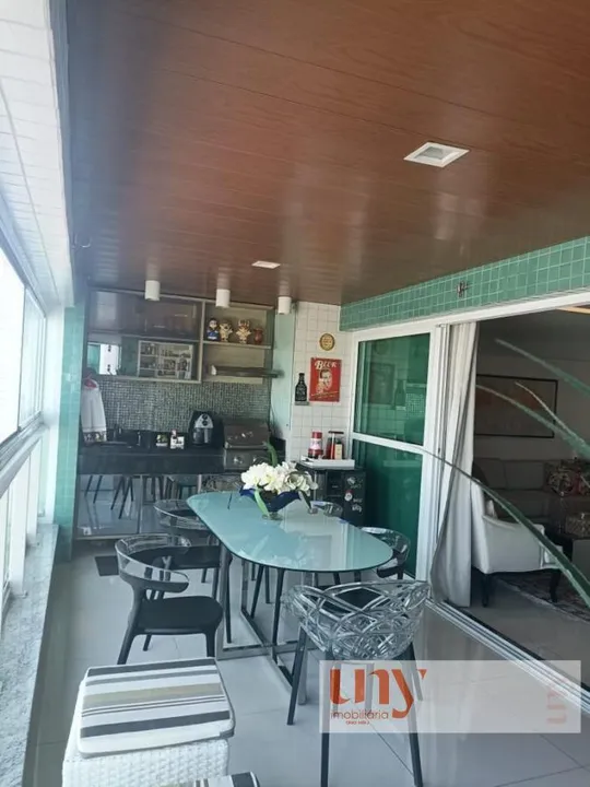 Apartamento com 185 m², 3 suítes e 4 vagas de garagem no Brisamar