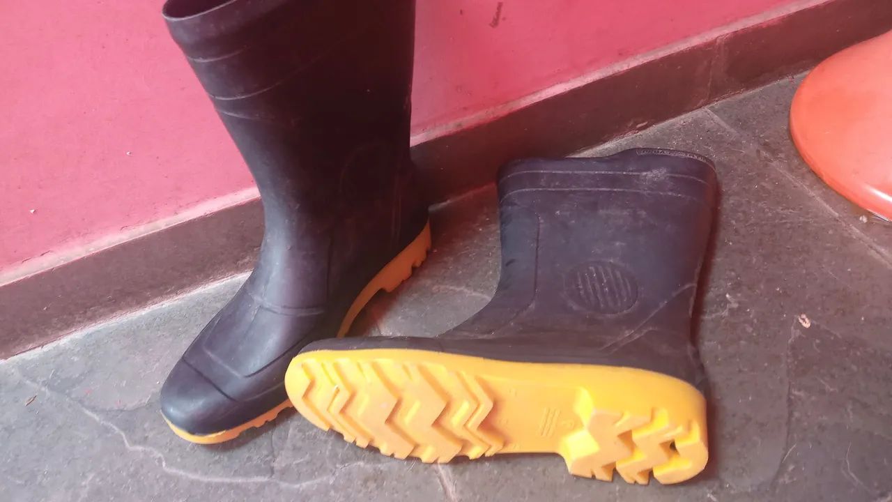 Botas de Segurança Amarelas e Pretas