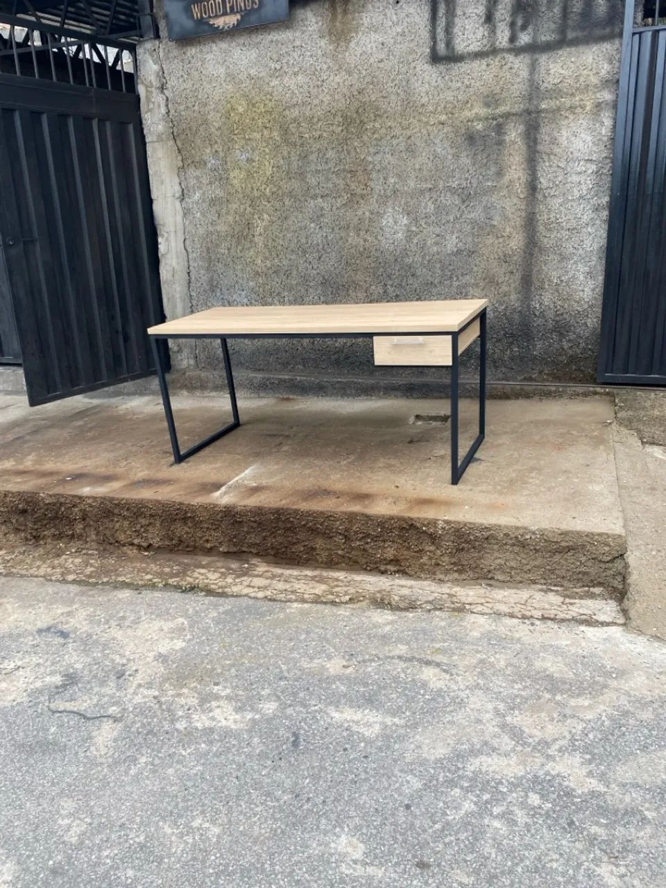 Mesa estilo industrial com tampo de mdf com30 mm de espessura e gaveta - Foto 2