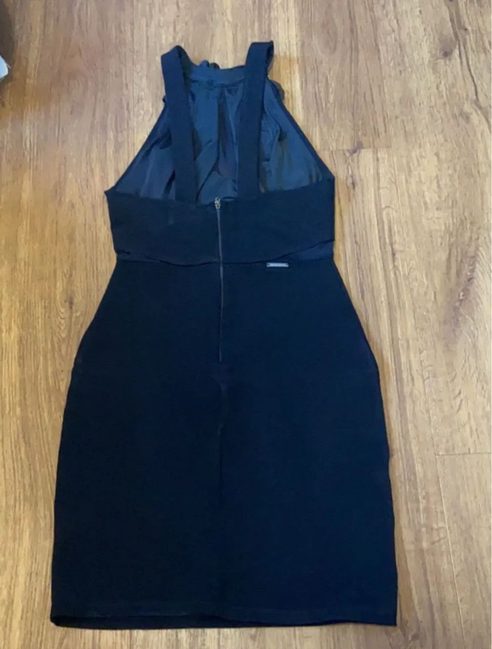 Vestido Lança Perfume tubinho preto com detalhes em flores - Foto 2