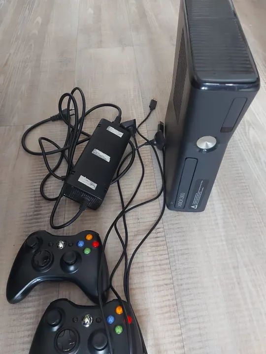 Xbox 360 com 2 controles e acessórios