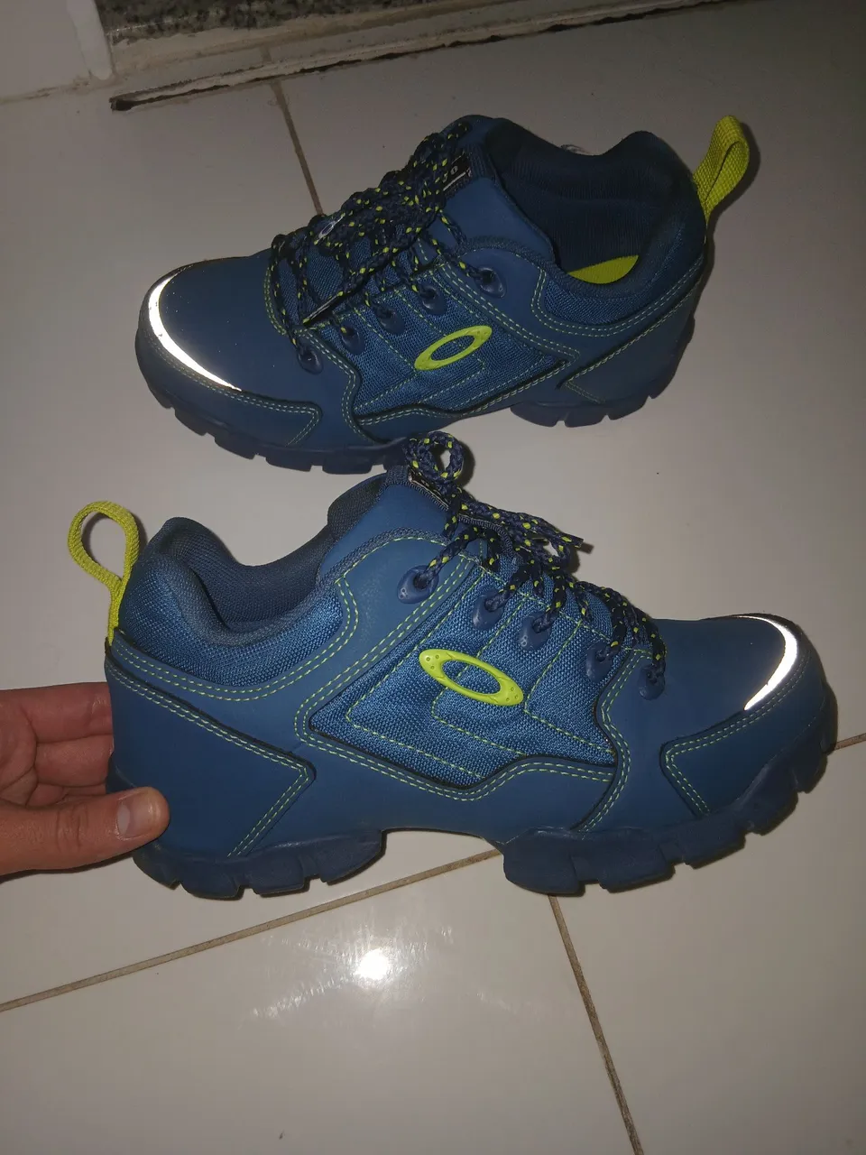 Tênis Oakley Azul com Detalhes em Verde