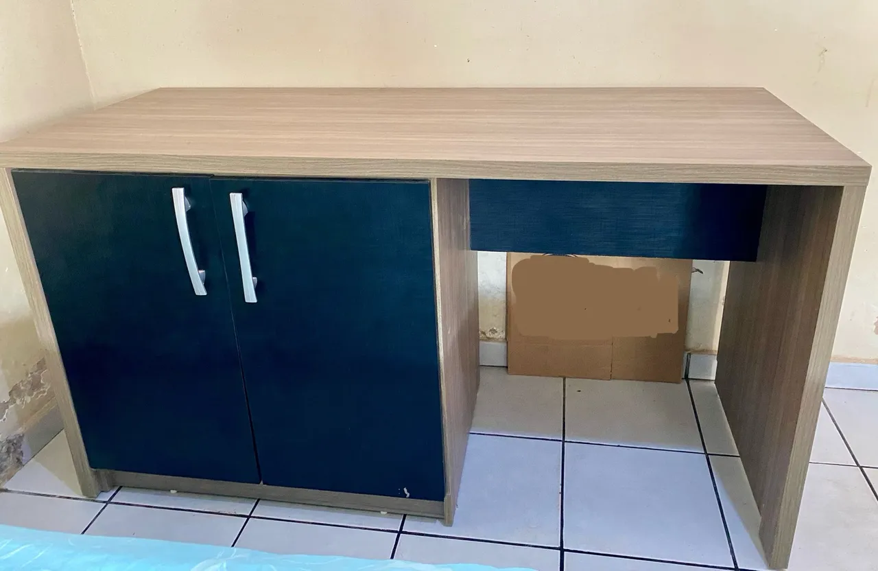 Escrivaninha com Armário e Mesa