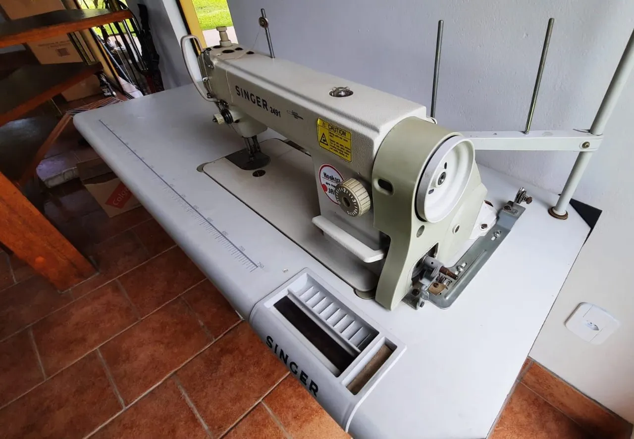 MÁQUINA DE COSTURA RETA INDUSTRIAL