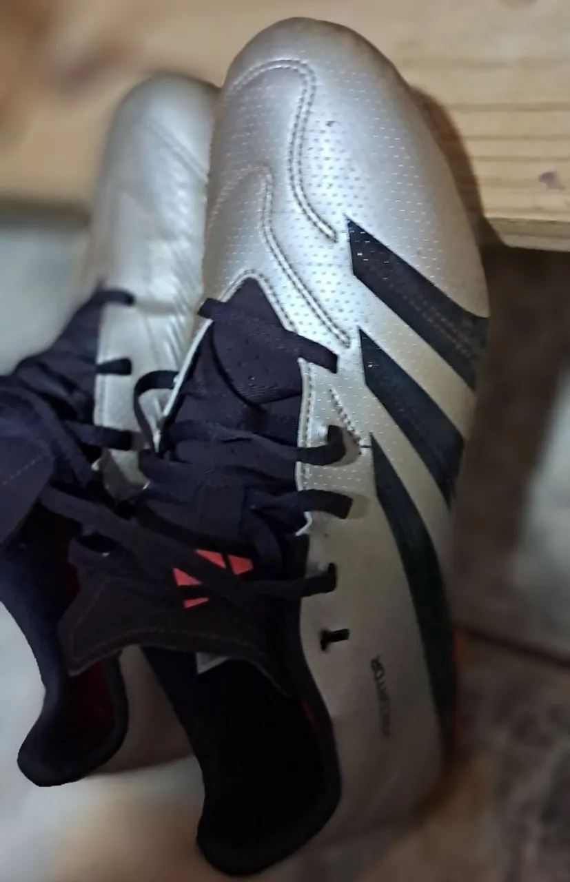 Chuteira Adidas Predator - Campo