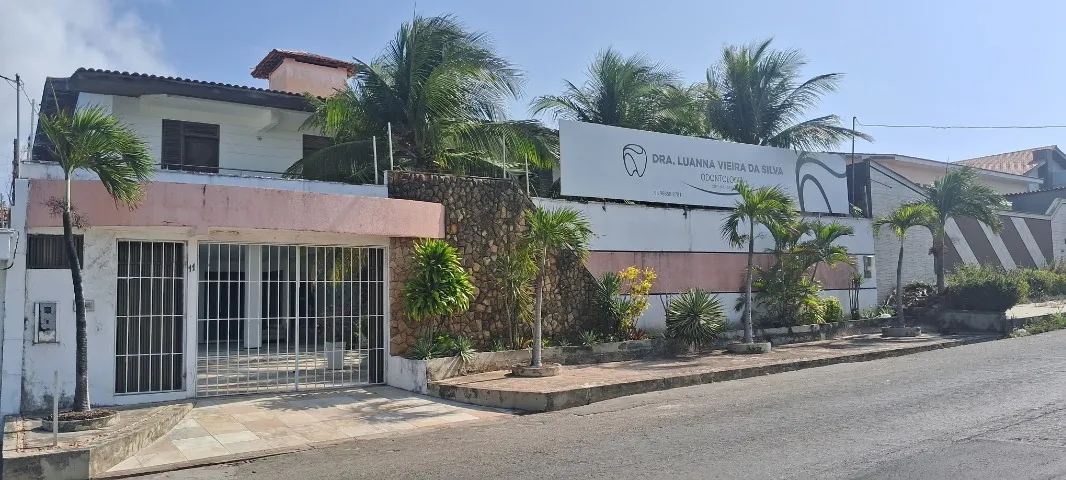 VENDE OU ALUGA ÓTIMA CASA DUPLEX NO BAIRRO QUINTAS D CALHAU