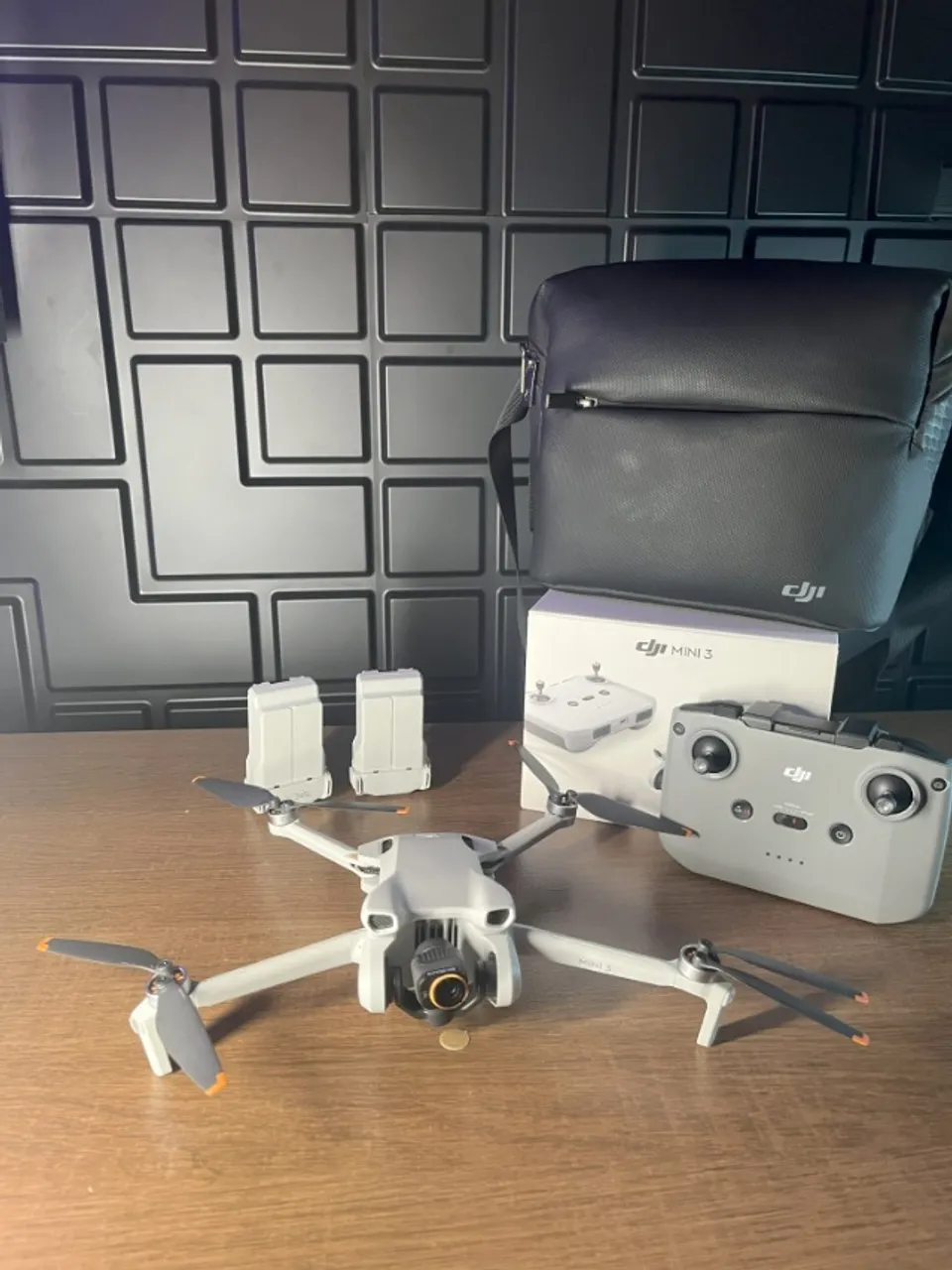 Drone DJI Mini 3 Standard + 2 Baterias (1 Plus) + Bag + Acessórios ?