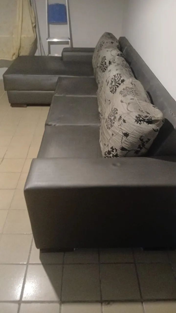 Sofá lindo em formato L. Cinza ! E vai com as almofadas ! Ele é em couro  - Foto 3