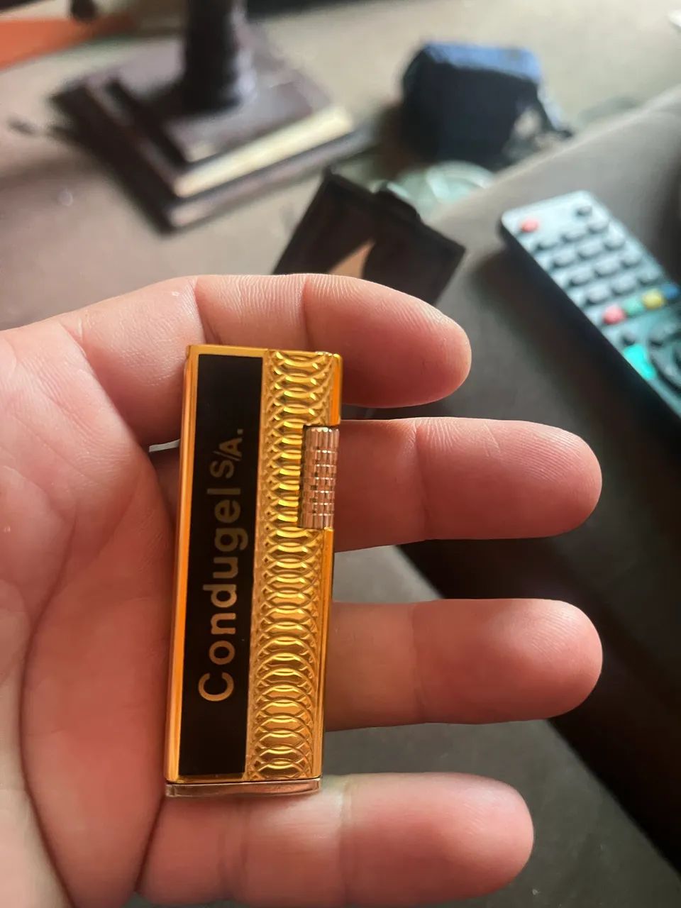 Isqueiro antigo dourado 