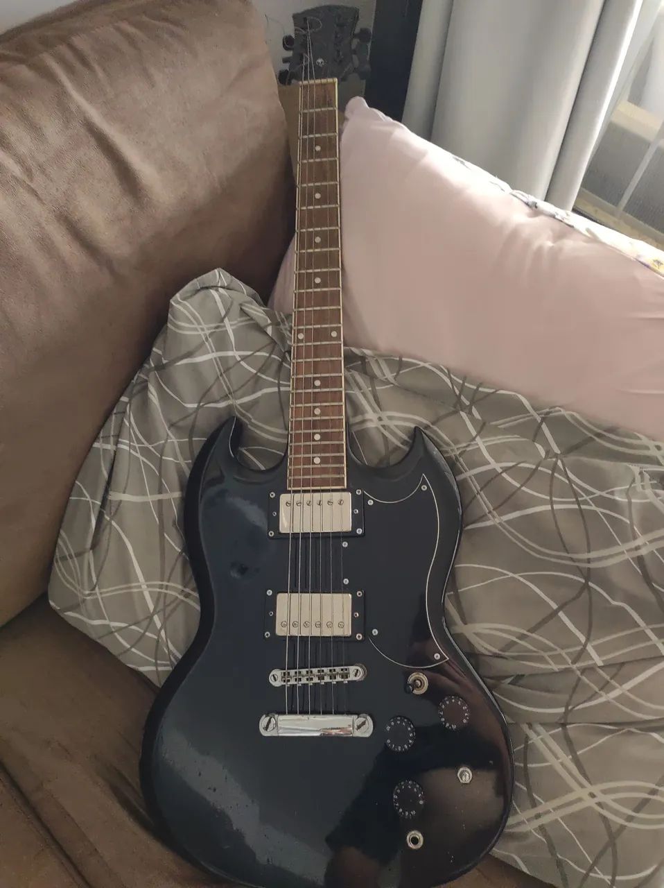 Toro vende hoje Guitarra Elétrica Michael mais 6 pedal e fonte
