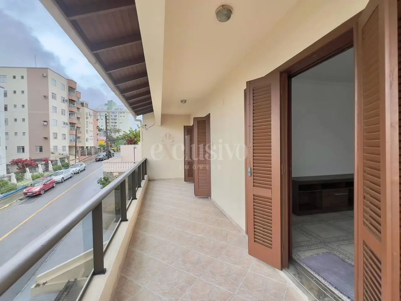 Ampla casa com 5 dormitórios e localização privilegiada - Foto 4