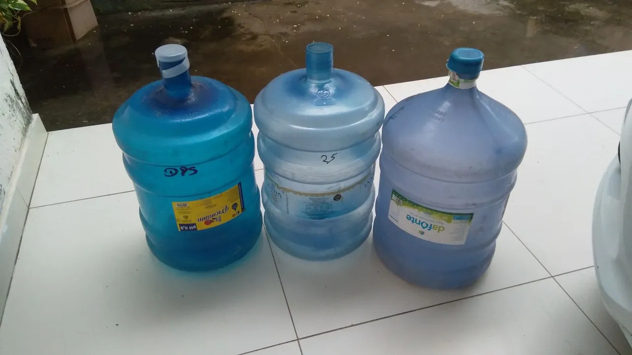 Vendo 3 galões de água mineral
