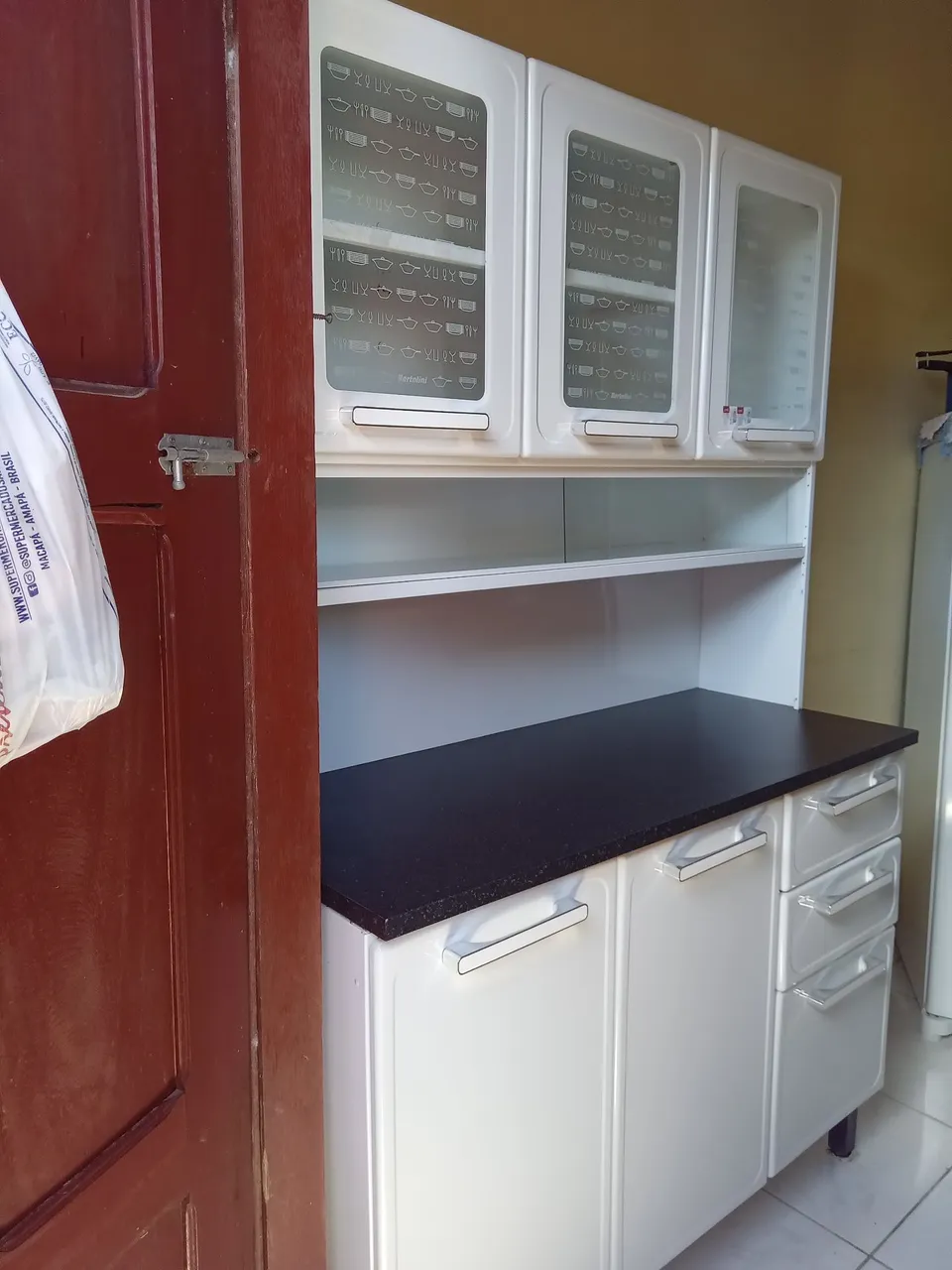 Vendo motivo de viagem lindo Armário de cozinha grande pouco tempo de uso.