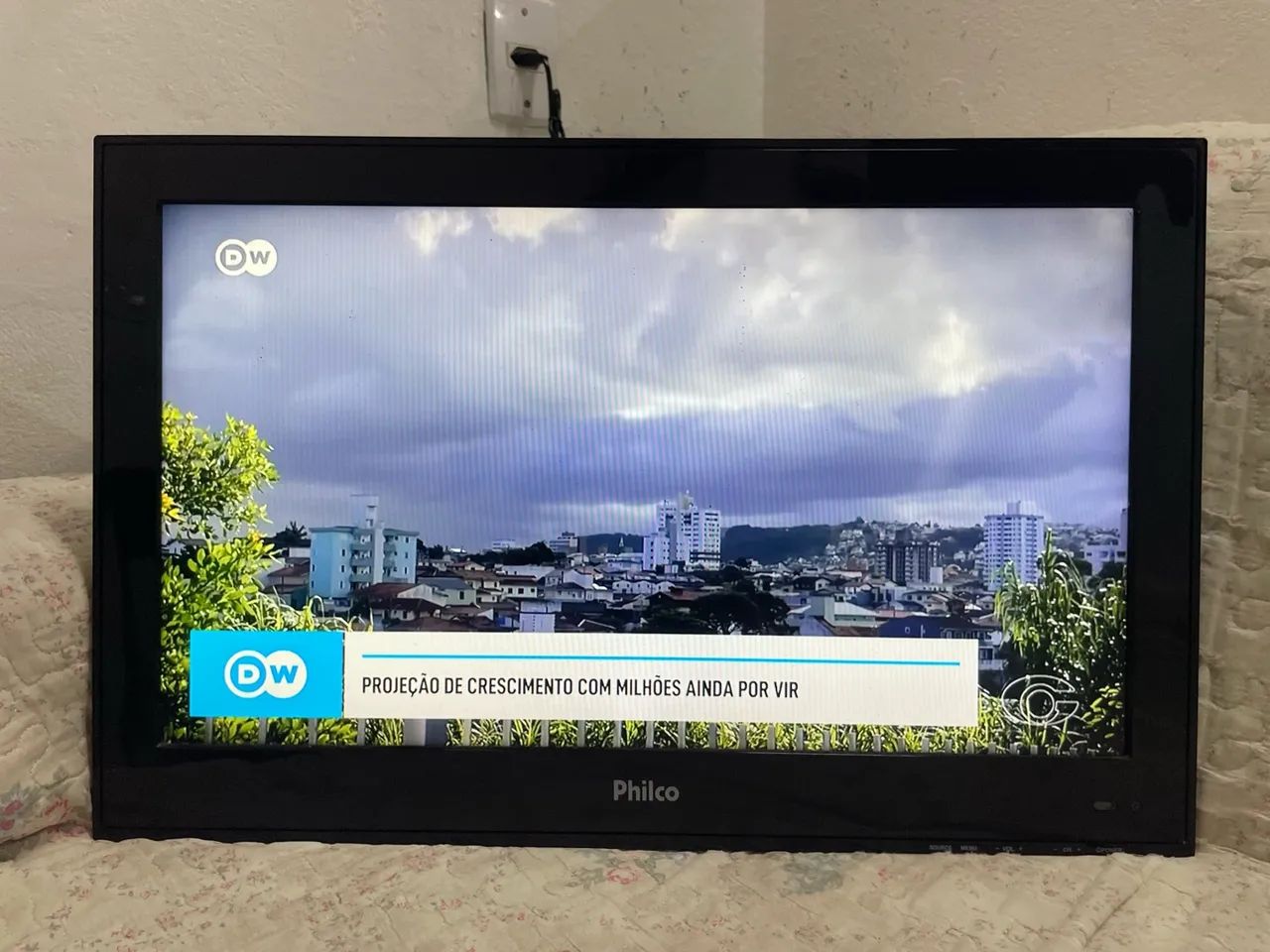 TV Philco 24" LED com Conversor Digital Integrado - Usada e Funcionando Perfeitamente!