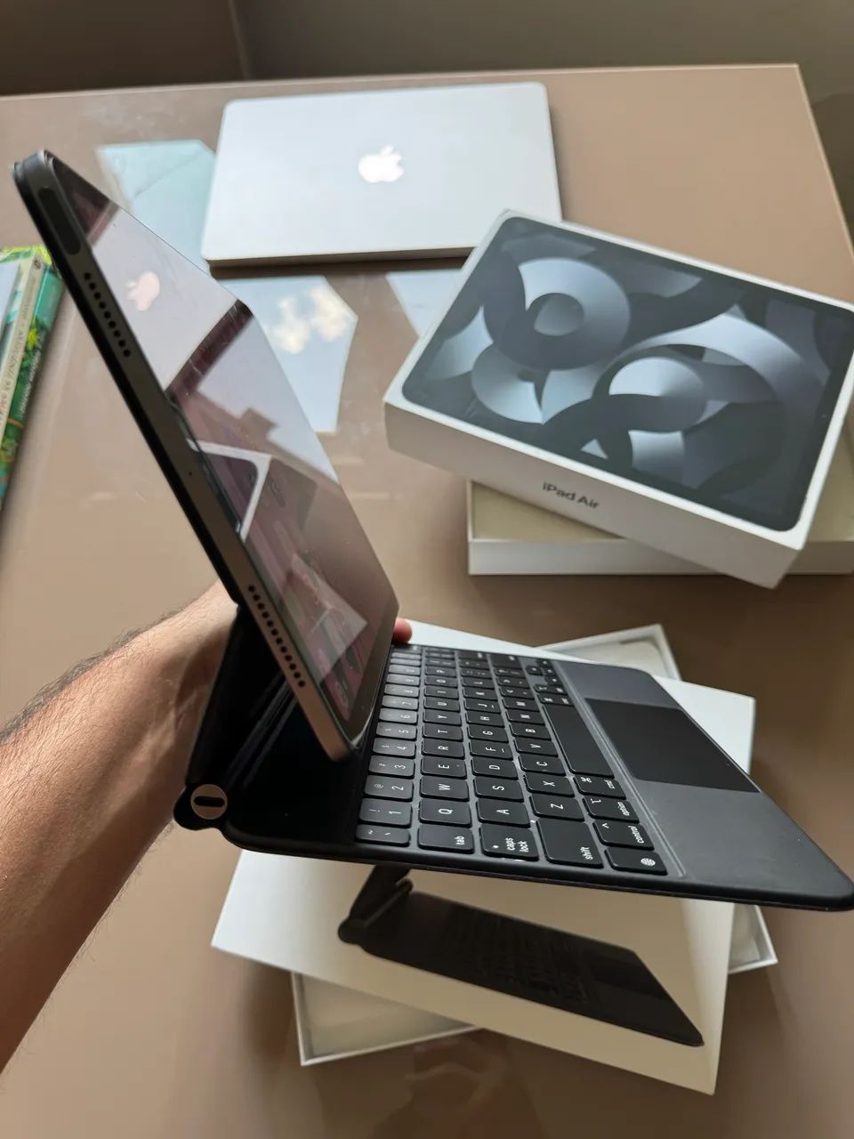 Vendo iPad Air 5 M1 64gb com capa Magic Keyboard original - Foto 4
