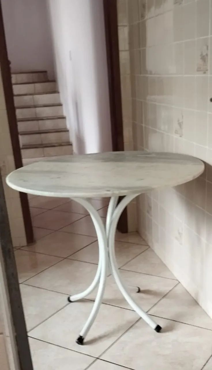 Mesa redonda, com superficie em mármore.
