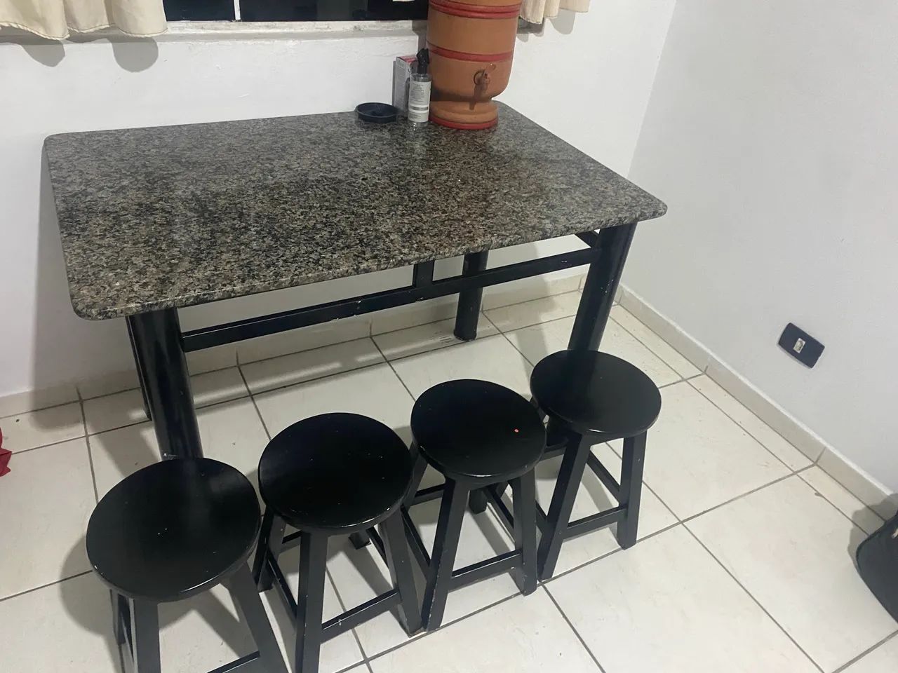 Mesa de mármore com 4 banquetas  - Foto 2