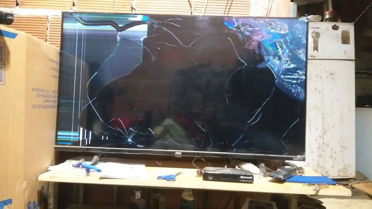 TV led aoc roku 40 polegadas seme nova só que cau do raque e quebrou a tela  - Foto 4