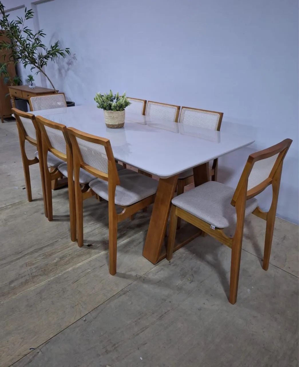 Mesa nova com cadeiras de madeira 