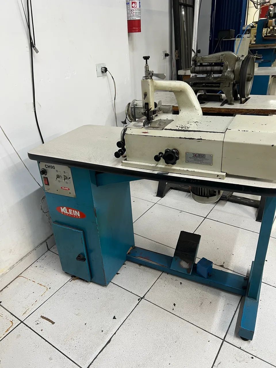 Máquina chanfrar couro , Klein 3 motores , automática.
