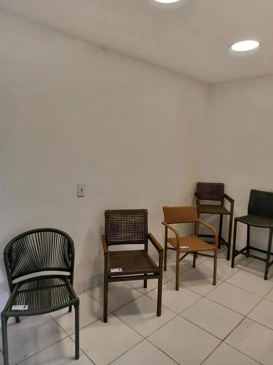 Lojas comercias com dois ambientes, banheiro, amplo estacionamento, - Foto 2