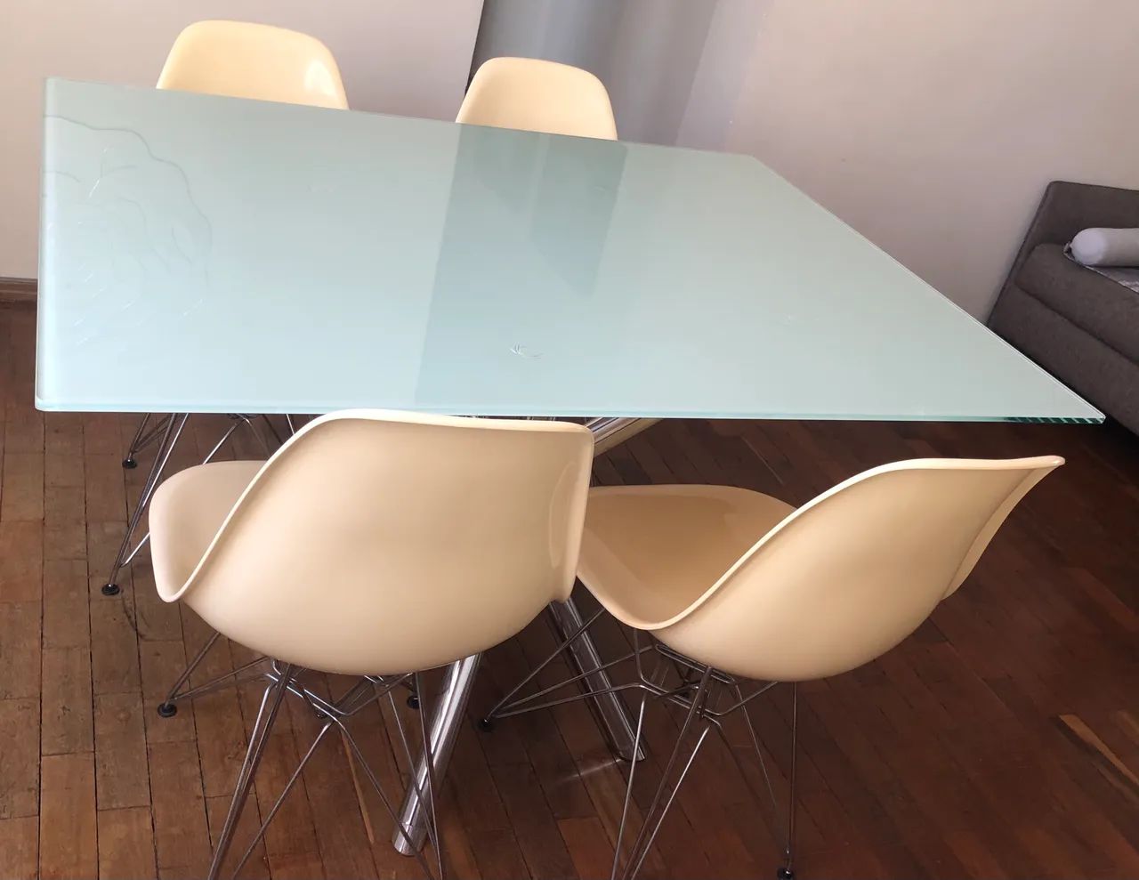 Mesa com quatro cadeiras - Foto 4
