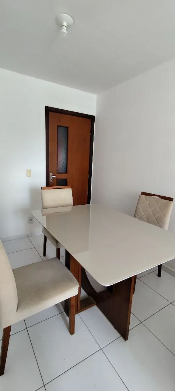 Mesa de jantar com tampo de vidro, base de madeira com três cadeiras  - Foto 2