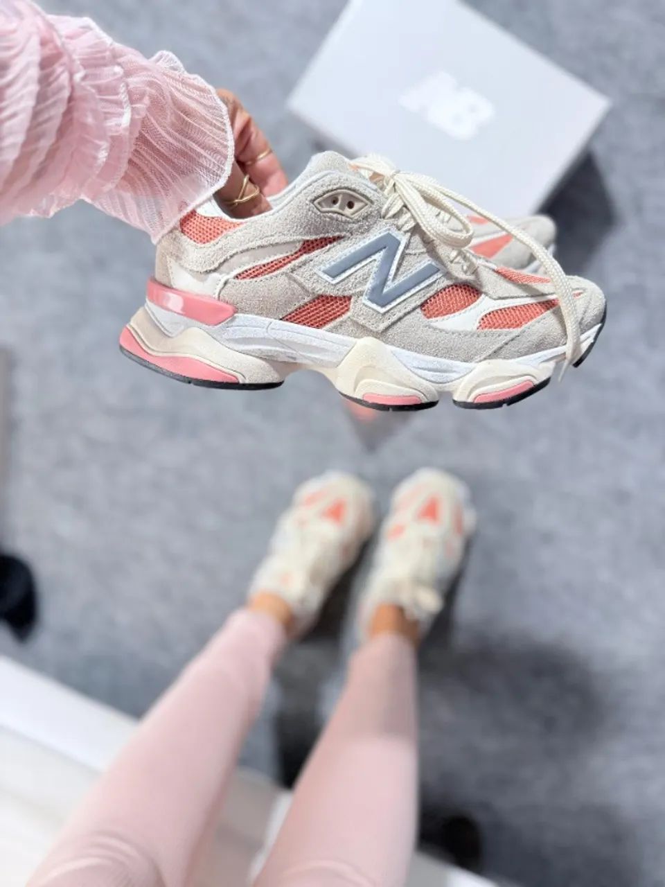New Balance 9060 Areia/Salmão Feminino Couro - Foto 2