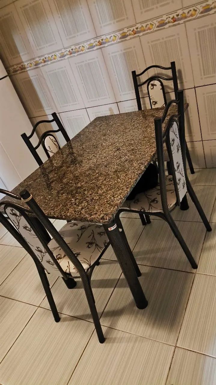 Mesa com 4 cadeiras 