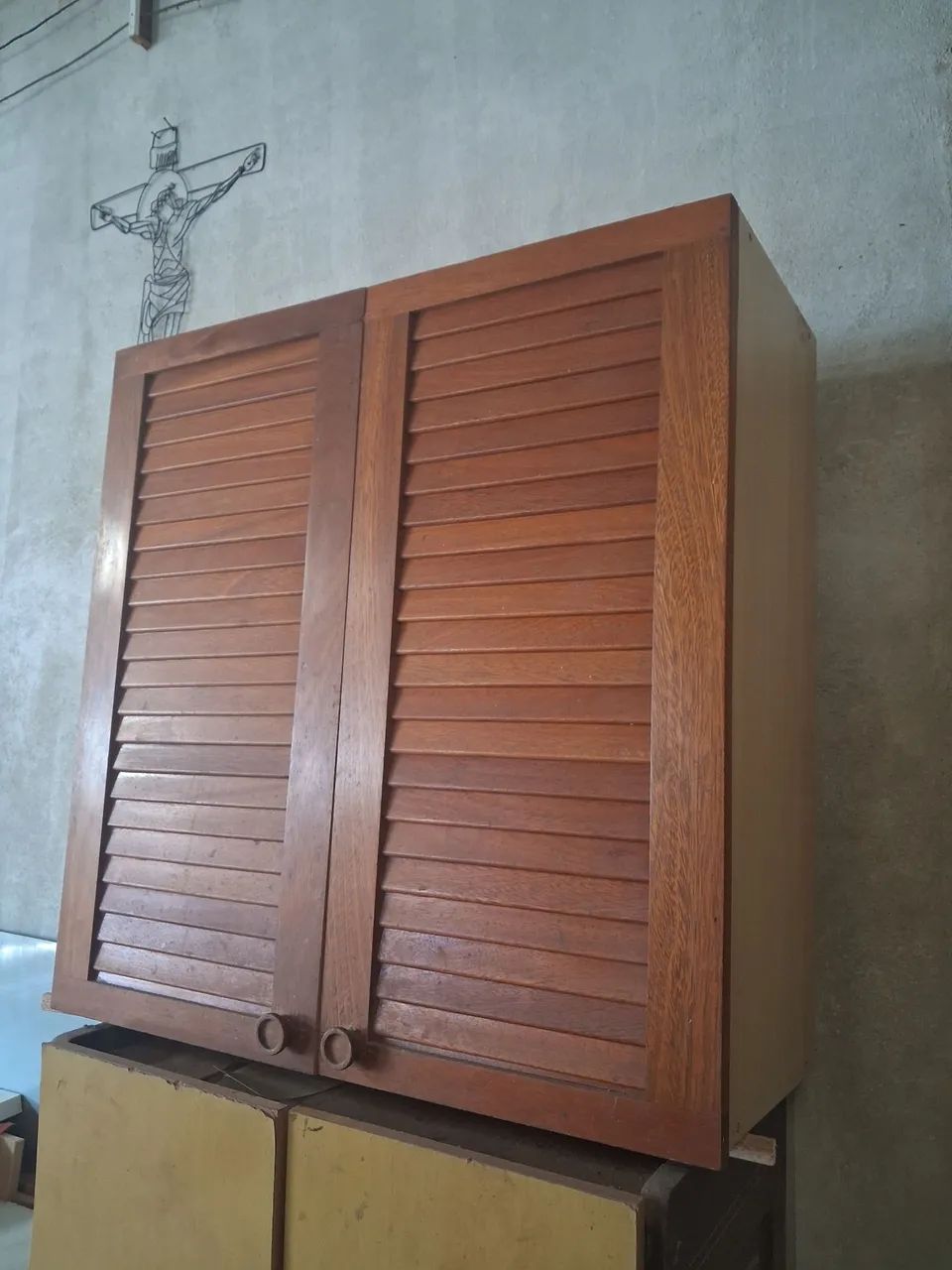 Armário em MDF com lindas portas em madeira