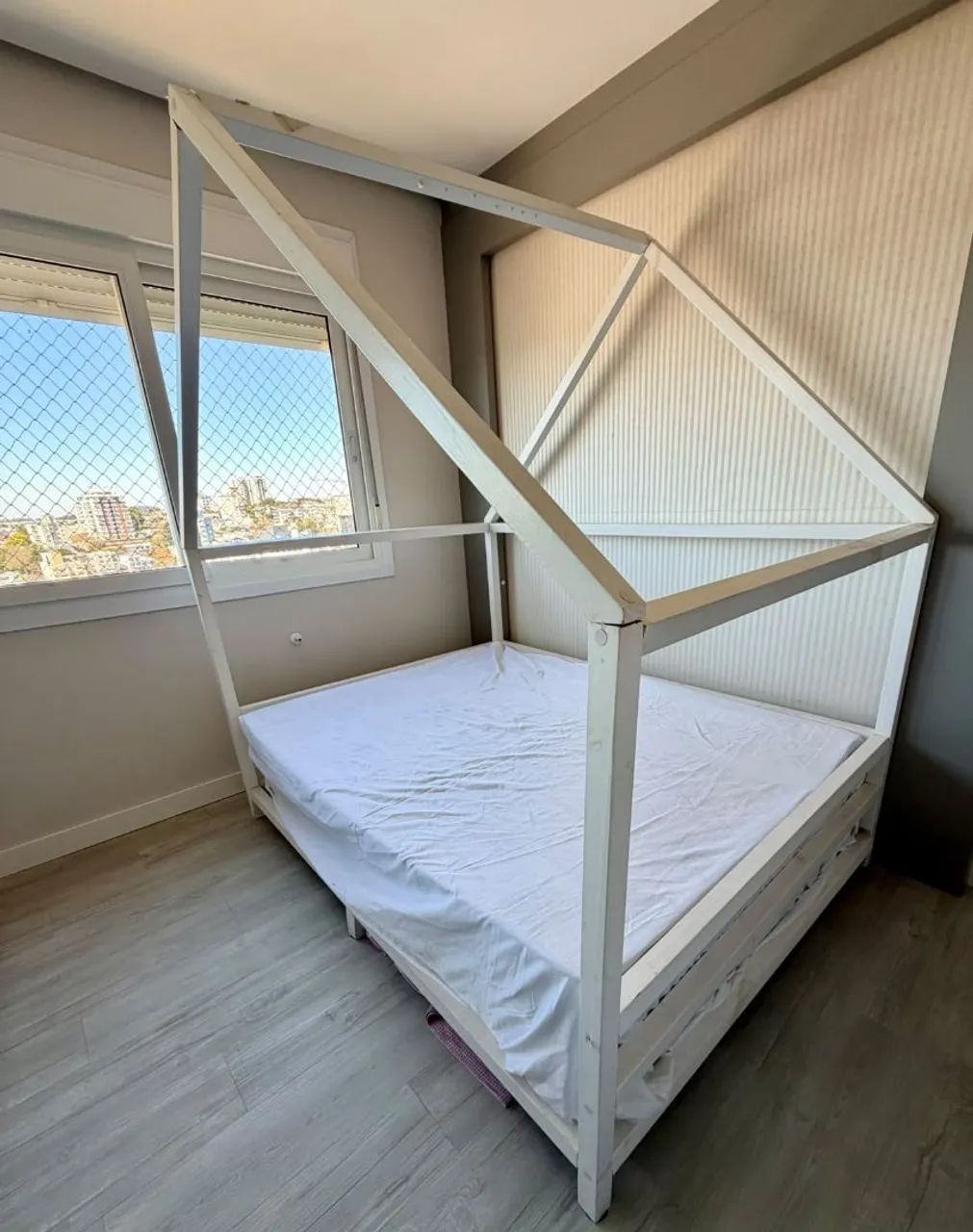 Vendo cama casinha com dois colchões 