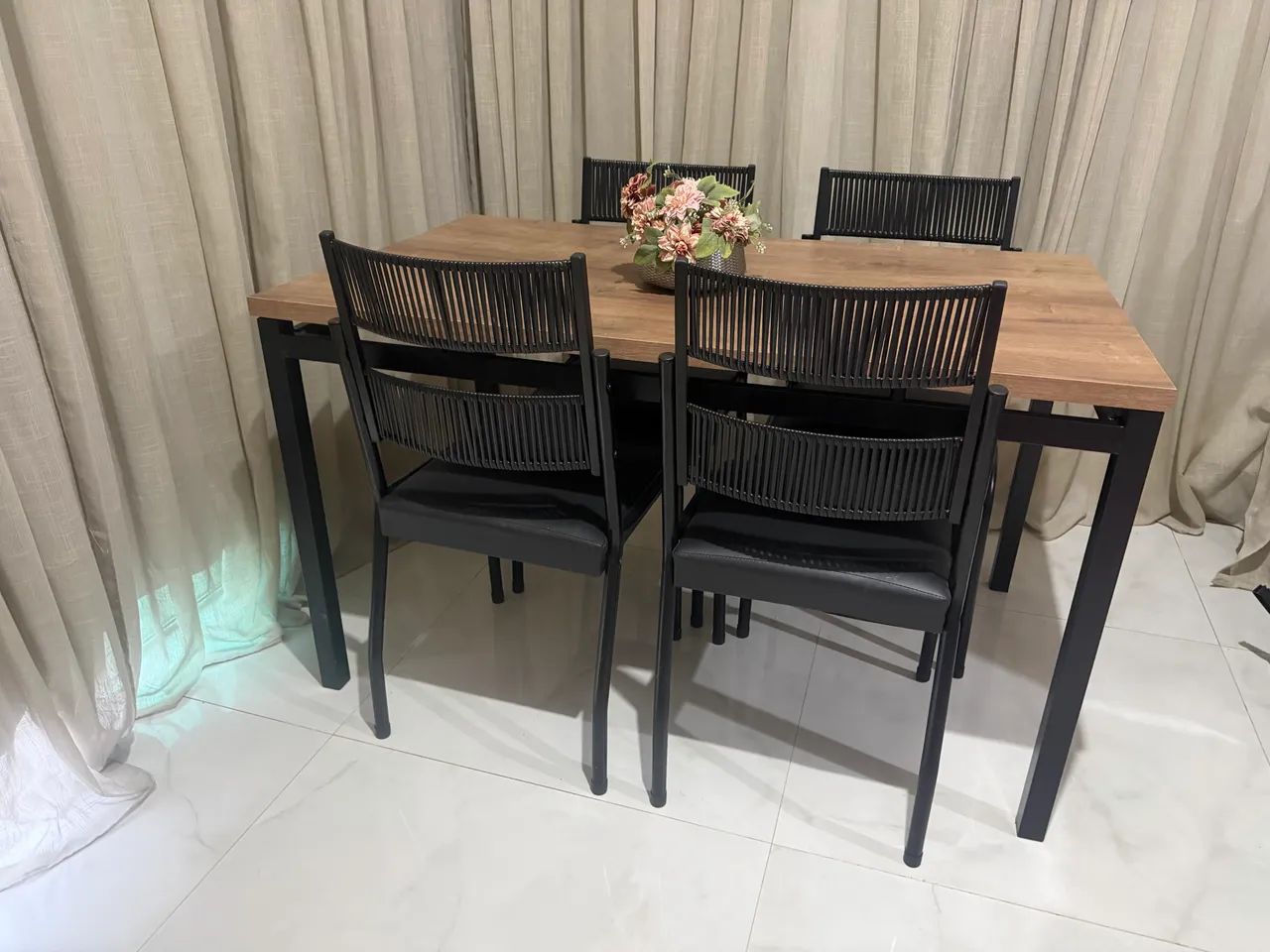 Conjunto de mesa de jantar seminovo  5 meses de uso - Foto 2