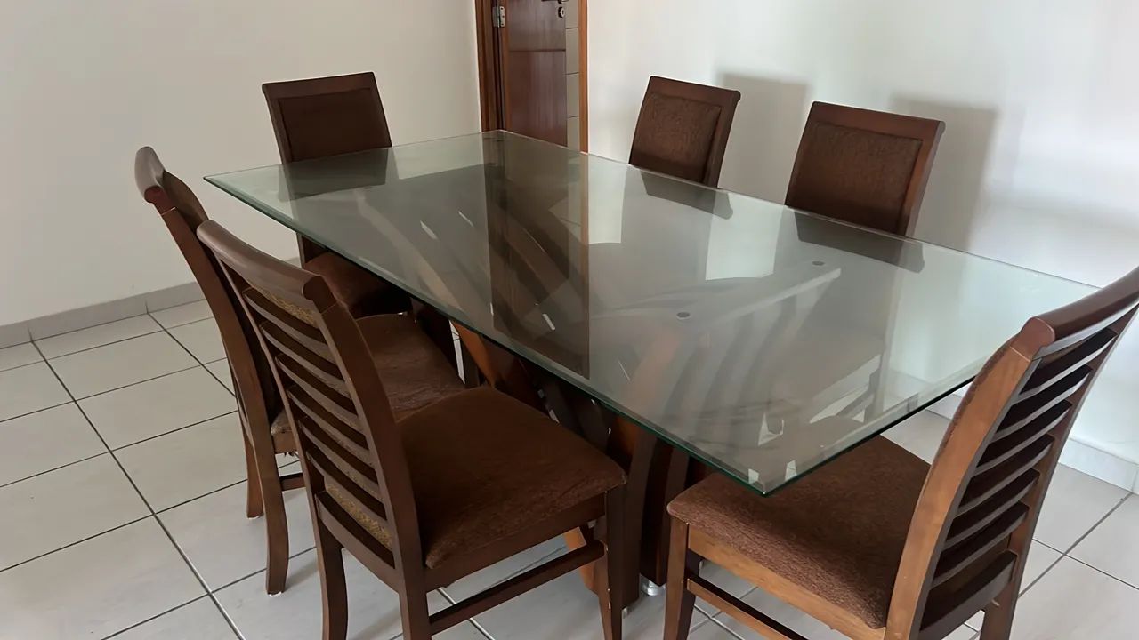 Mesa de jantar com 6 cadeiras 